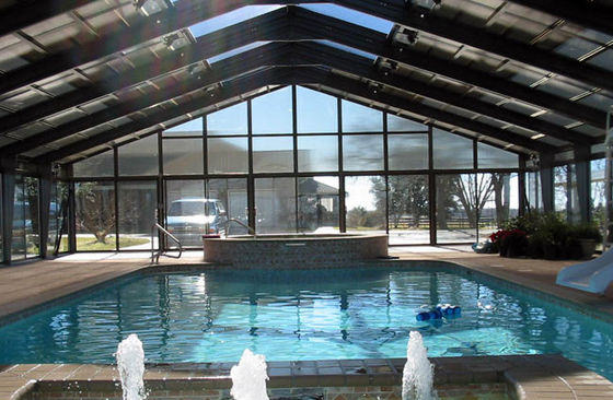 কভারেজ পুলের জন্য ক্লিয়ারবোয়ারা প্রাকৃতিক আলো এবং সৌন্দর্যের উন্নতি করে।